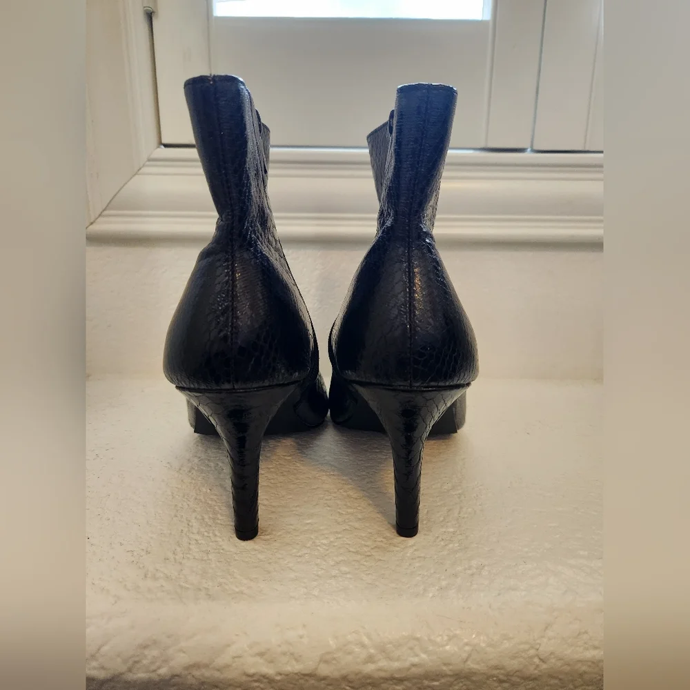 Torrid Black Faux Leather Snake Print Side Zip Pointed Toe Booties Size 9.5 WW - Picture 13 of 16